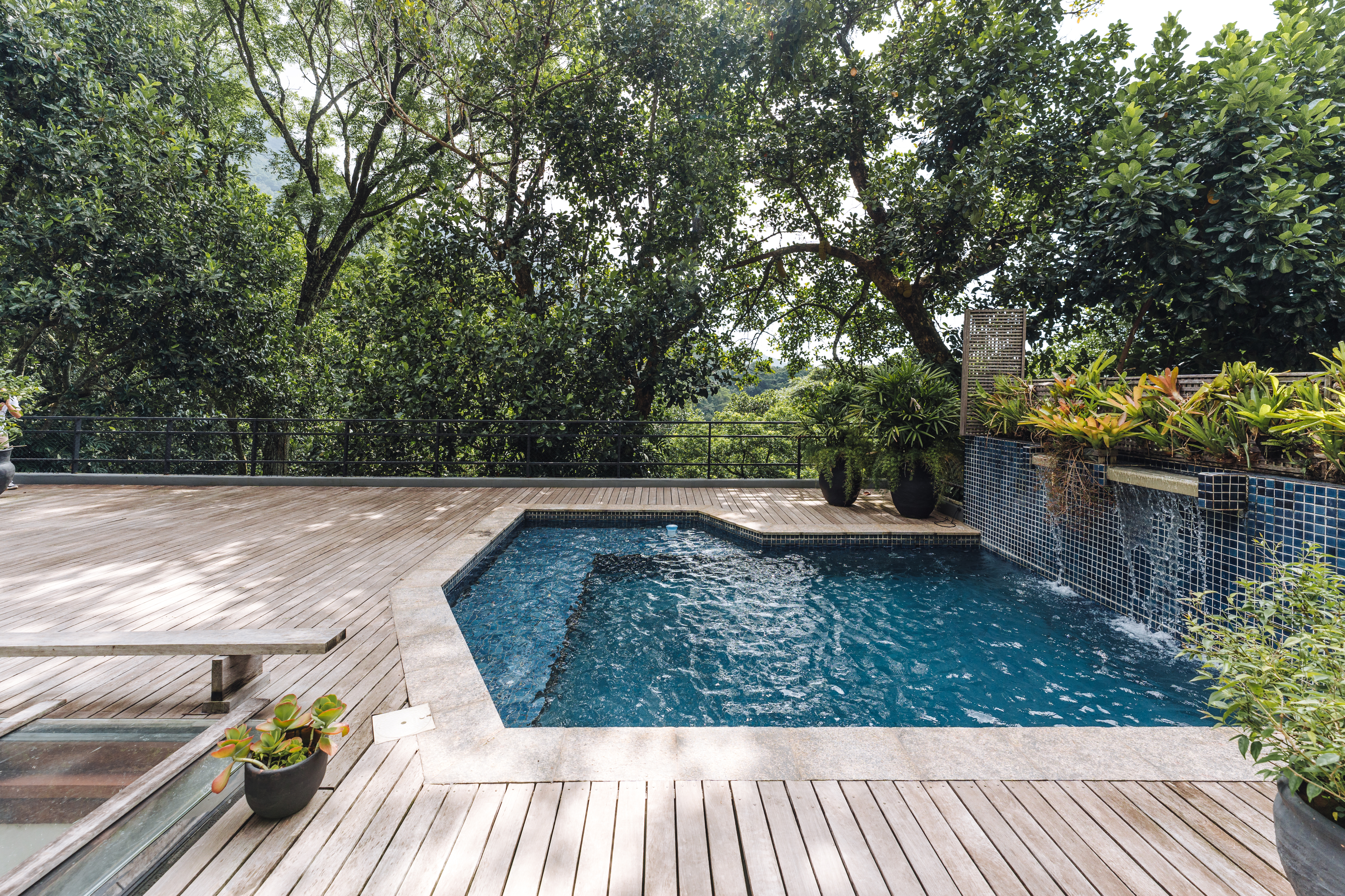 green garden with ponds and fountains
